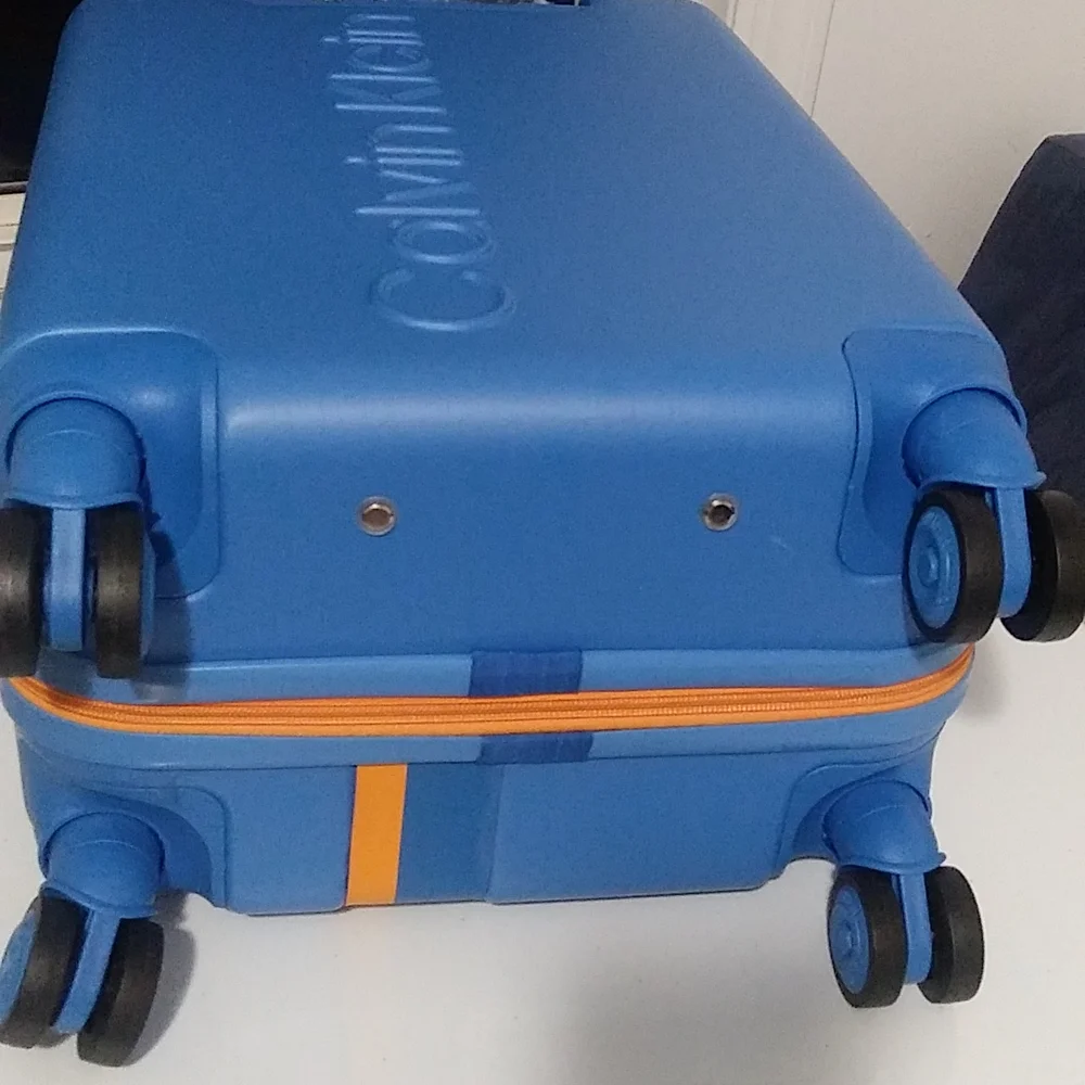 Calvin Klein Avenue Lanes Hardside Spinner Luggage with TSA Lock, Sky Bl…
